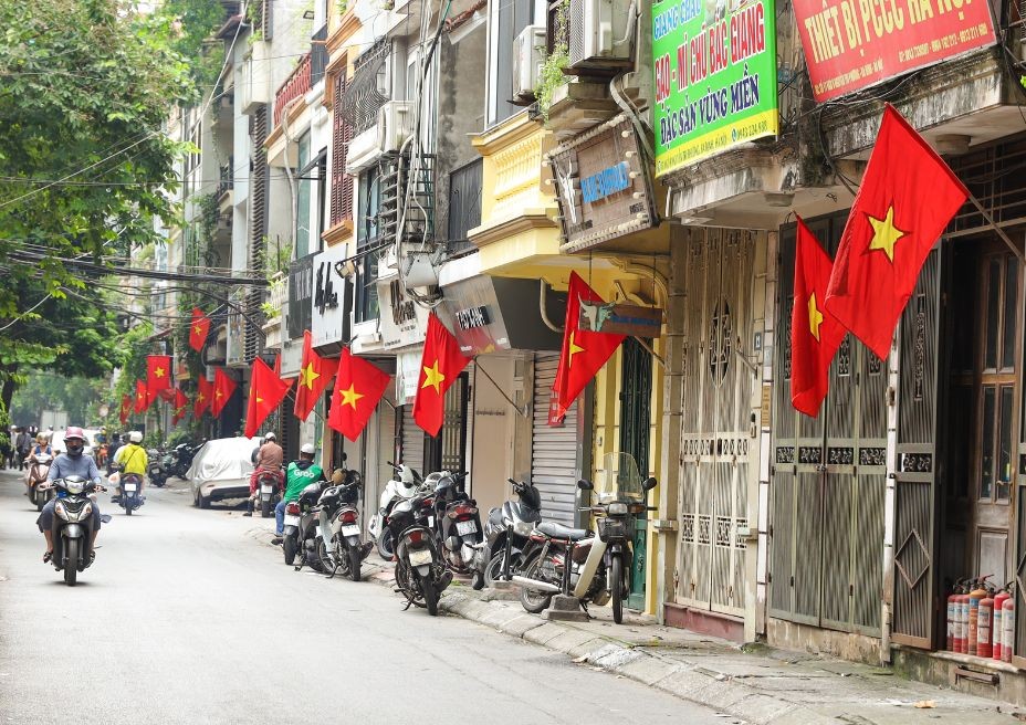 Even the smallest alleys have been adorned with flags and flowers, creating a striking tableau of national pride and love for the homeland. (Photo: Dinh Hoa)