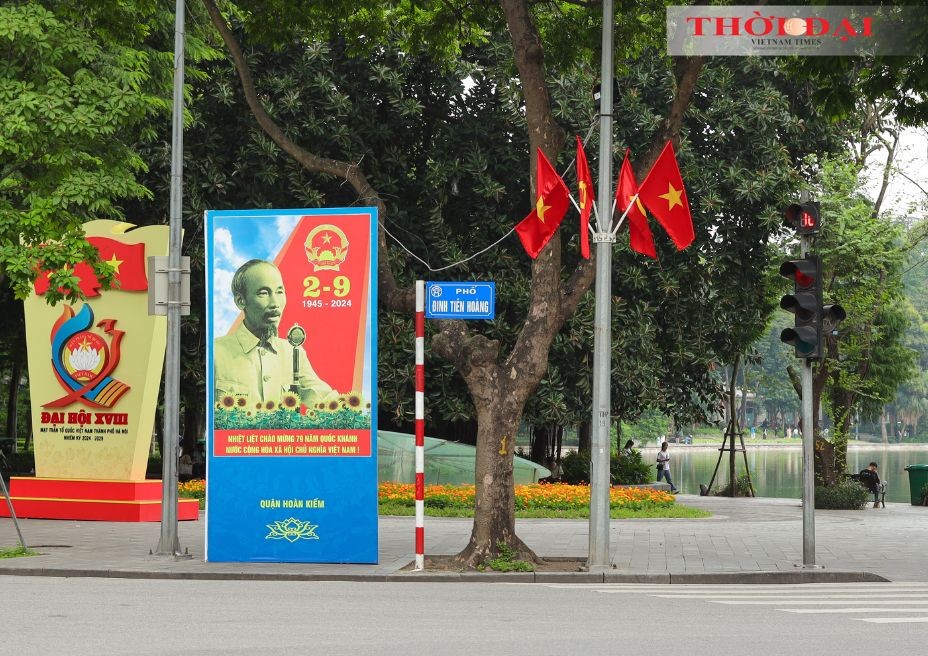 The national flags and National Day posters grace Dinh Tien Hoang Street in Hoan Kiem District, Hanoi. (Photo: Dinh Hoa)