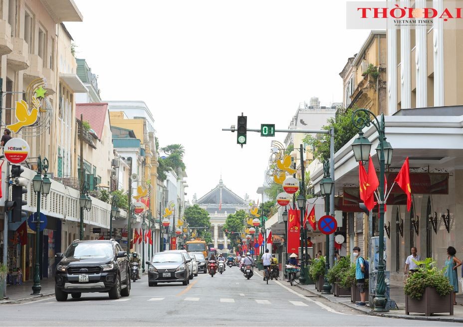 Trang Tien Street in Hoan Kiem District, Hanoi, is aglow with the vibrant colors of national flags and flowers. (Photo: Dinh Hoa)