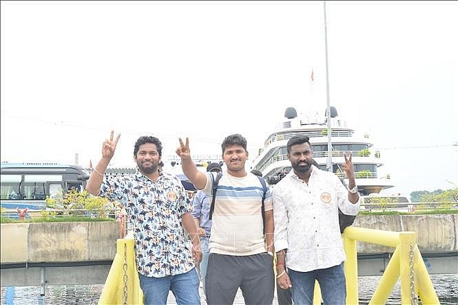 Indian tourists visit Ha Long Bay in the northeastern province of Quang Ninh. (Photo: VNA)