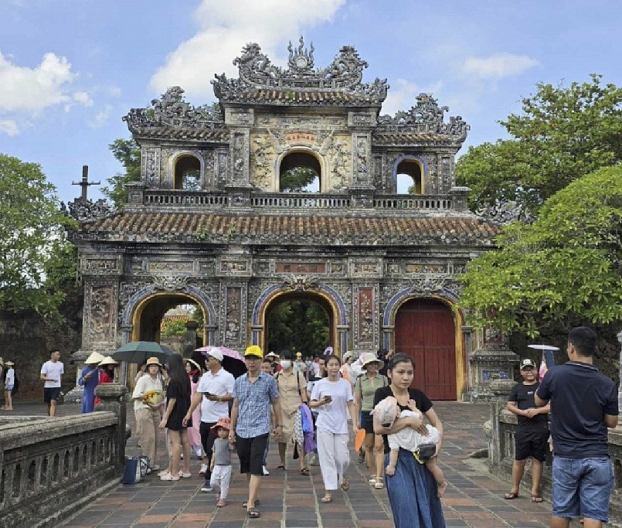 Visitors to the Hue Imperial Citadel in Thua Thien-Hue province, central Vietnam. Photo: VOV