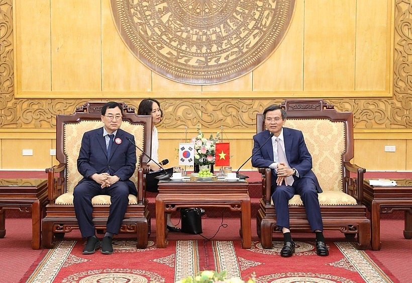 Officials of Ninh Binh province and the RoK's Gyeongju city discuss how to boost cooperation between the two localities. (Photo: VNA)