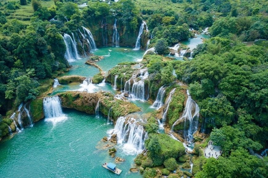 Located on the border between China and Vietnam, Ban Gioc is the fourth largest waterfall in the world. (Photo: Vietnam Tourism)