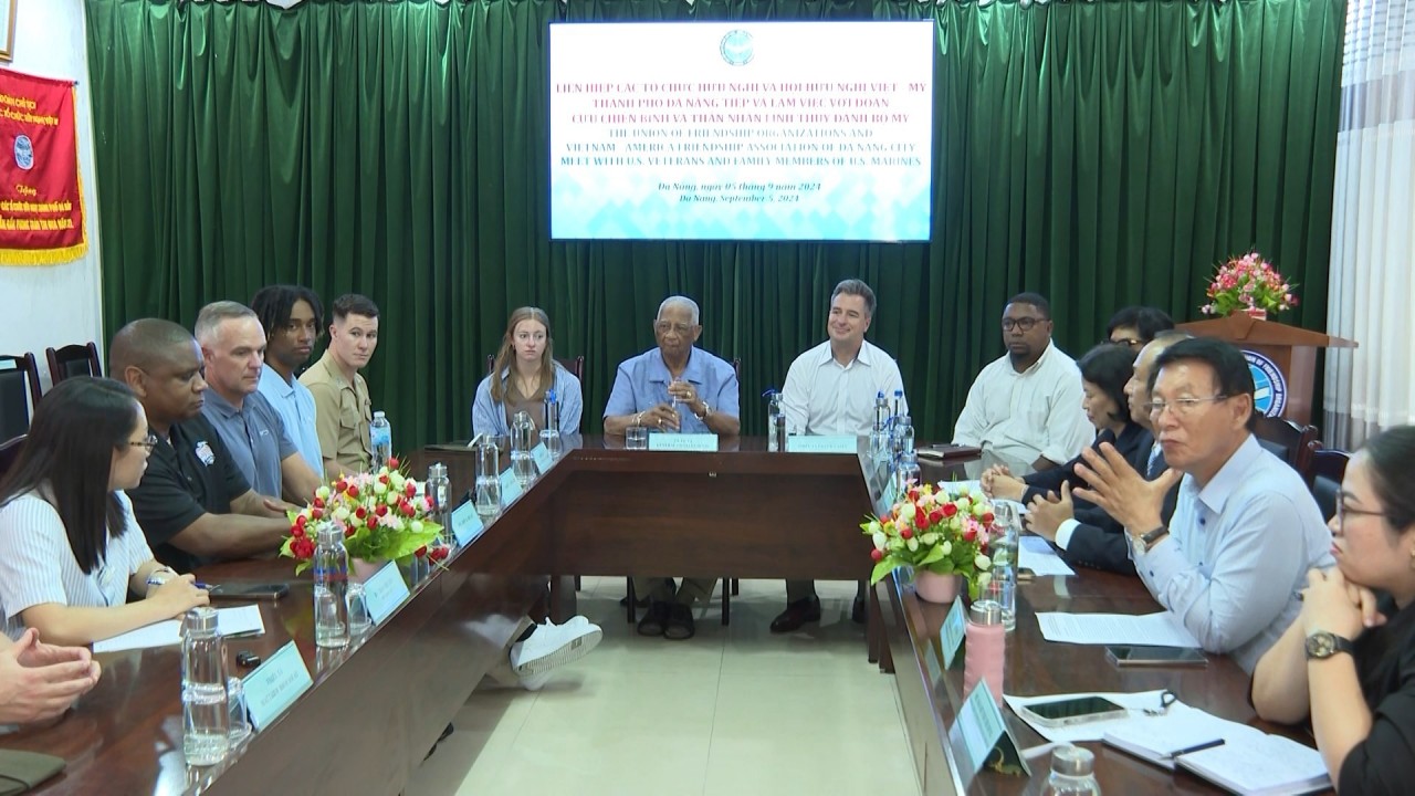 The Da Nang Union of Friendship Organizations welcomes the US veterans delegation. (Photo: danangtv.vn)