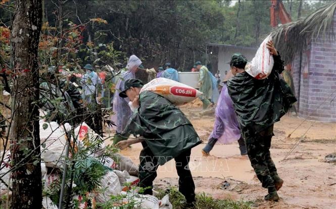 Military forces are reinforcing stream embankments in Yen Bai city. (Photo: VNA)