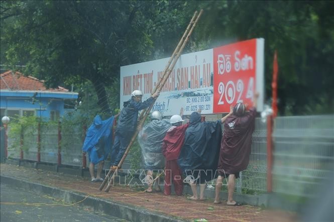 Do Son residents brace their houses as the storm approaches land (photo taken at 9 a.m). (Photo: VNA)