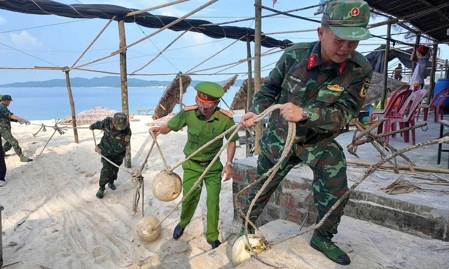 [Photo] Vietnam unites to respond to storm Yagi