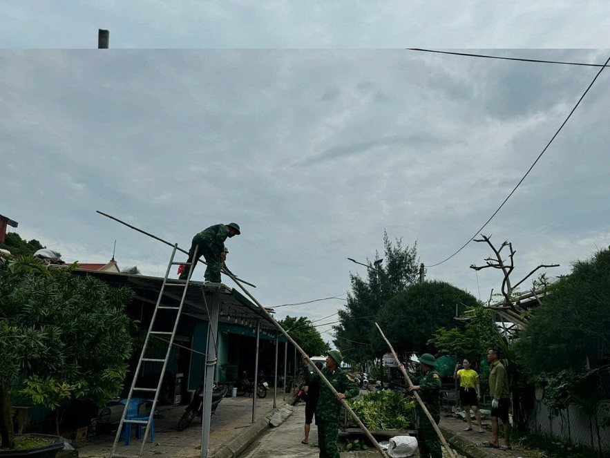 [Photo] Vietnam unites to respond to storm Yagi