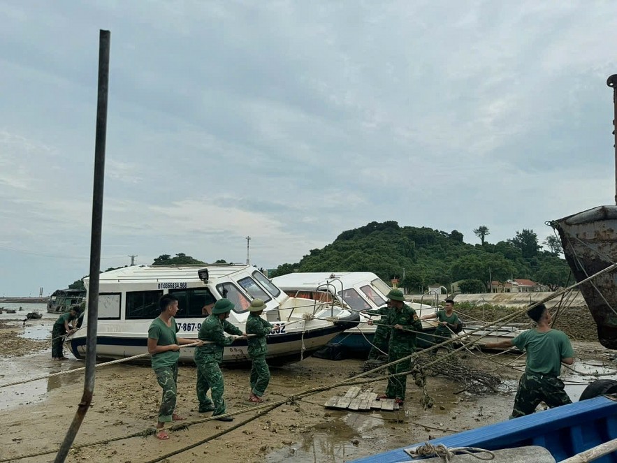 [Photo] Vietnam unites to respond to storm Yagi