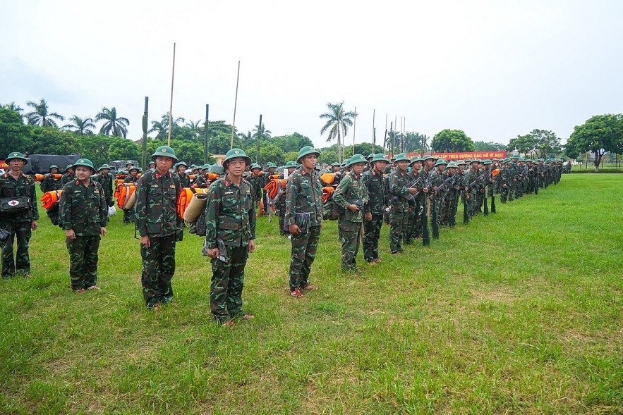 [Photo] Vietnam unites to respond to storm Yagi