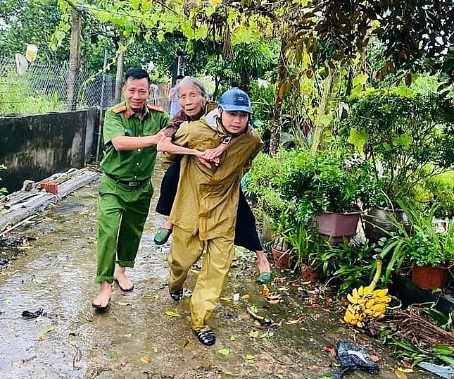 [Photo] Vietnam unites to respond to storm Yagi