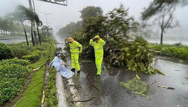 [Photo] Vietnam unites to respond to storm Yagi