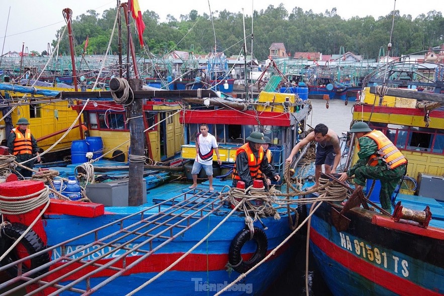 [Photo] Vietnam unites to respond to storm Yagi