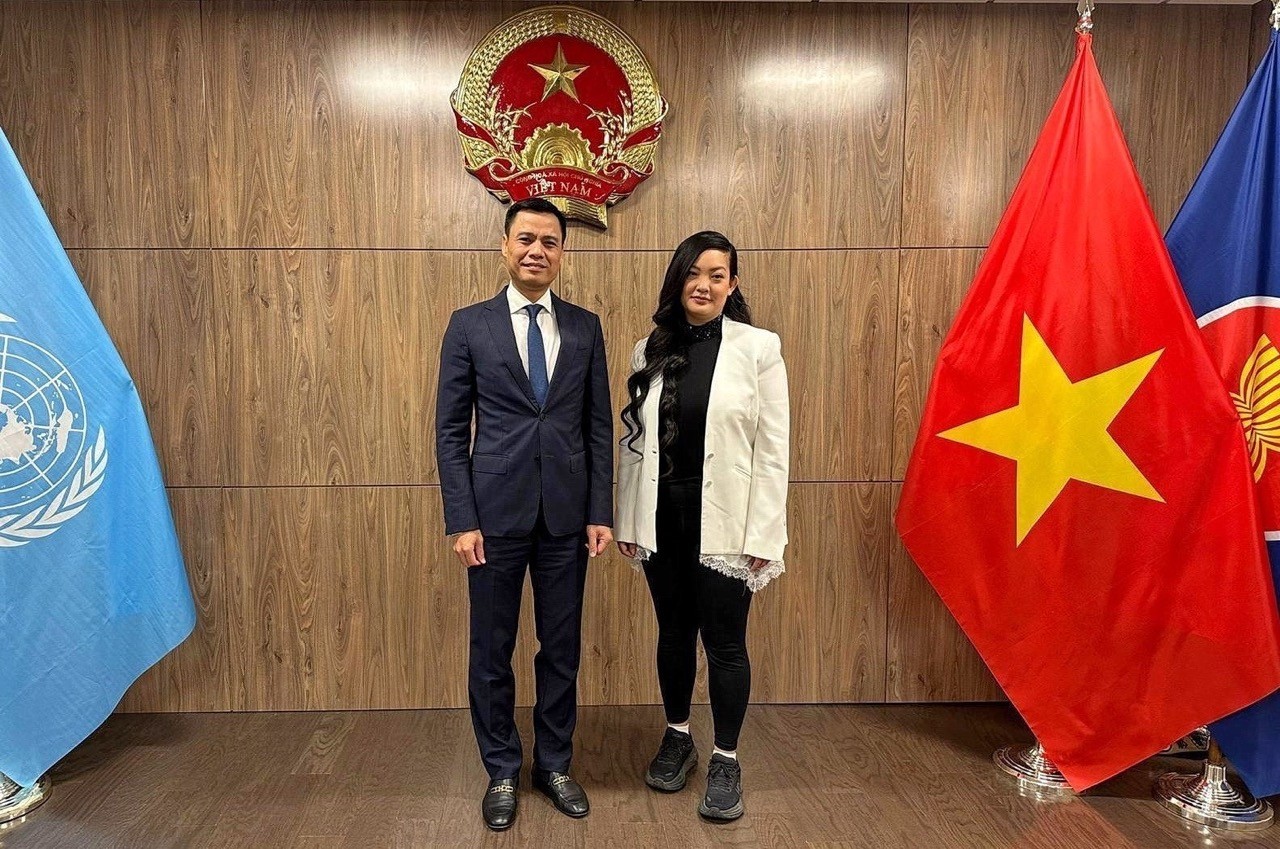 Ambassador Dang Hoang Giang Meets First Vietnamese Woman to Travel to Space