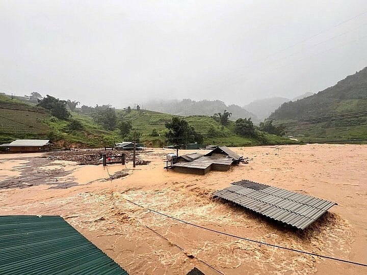 Floodwaters rise quickly, causing numerous homes in Ban Mu commune of Tram Tau district to be inundated up to the rooftops. (Photo: VTC)