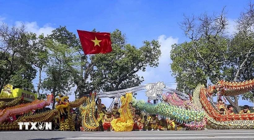 Dragon dance at 2023 Hanoi Autumn Festival (Photo: VNA)