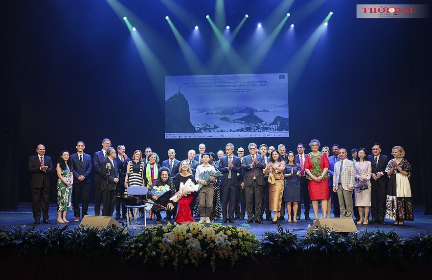 Brazilian Bosa Nova Rhythms Played on Vietnam Auditorium