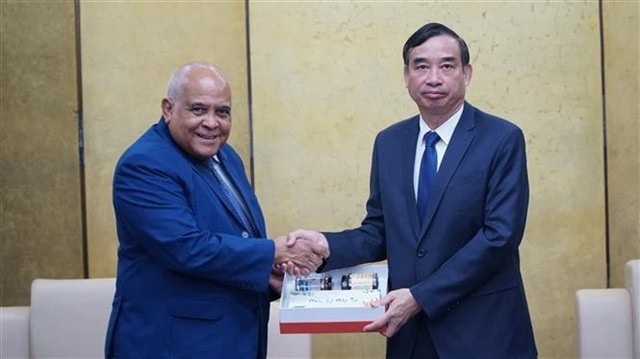 Chairman of the Da Nang Municipal People’s Committee Le Trung Chinh (R) and Cuban Ambassador to Vietnam Orlando Hernández Guillén at their working session in Da Nang on September 6. (Photo: VNA)