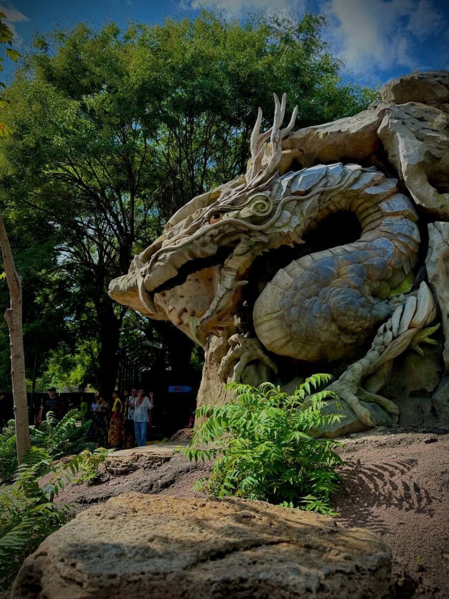 The extremely creative and unique design idea was designed and constructed meticulously and elaborately by Ukrainian artisans, in which the dragon with impressive colors is winding and reaching far