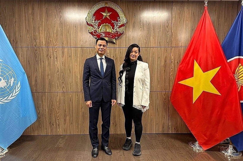 Permanent Representative of Vietnam to the UN Ambassador Dang Hoang Giang (left) meets with Amanda Nguyen, the first woman of Vietnamese origin to fly into space. (Photo: VNA)