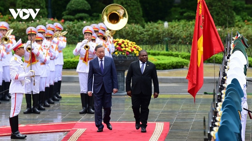 Vietnamese Party General Secretary and President To Lam and Mozambique President Filipe Jacinto Nyusi review the guard of honour at the welcoming ceremony in Hanoi on September 9.