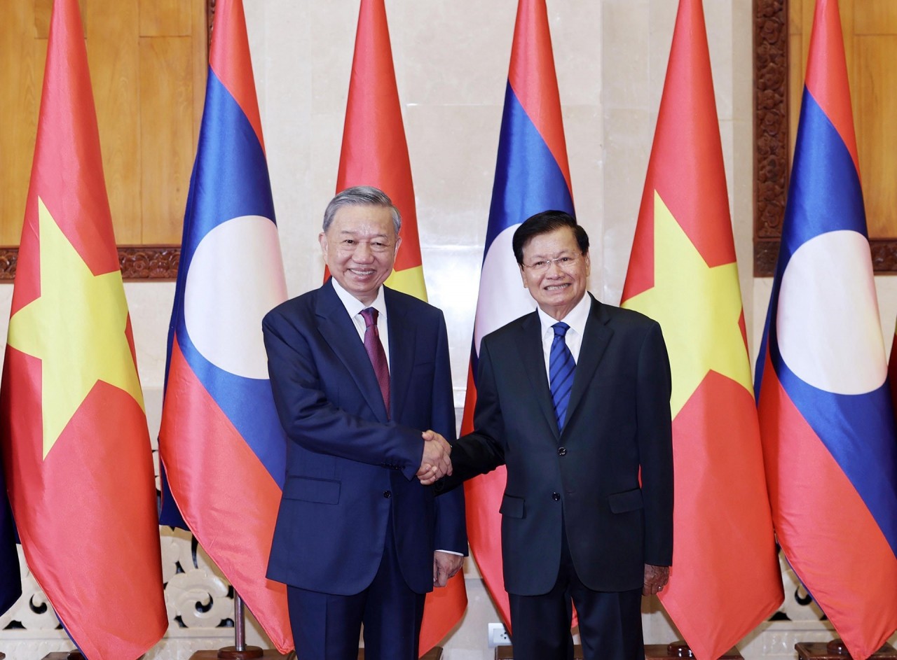 General Secretary and President of Laos Thongloun Sisoulith (R) receives General Secretary and President of Vietnam To Lam at his state visits to Laos in July 2024. (Photo: VNA)