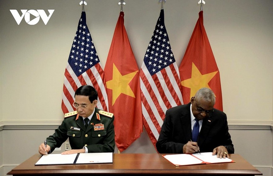 US Defense Secretary Lloyd Austin and his Vietnamese counterpart Phan Van Giang sign the new joint vision statement on defense cooperation between the US and Vietnam.