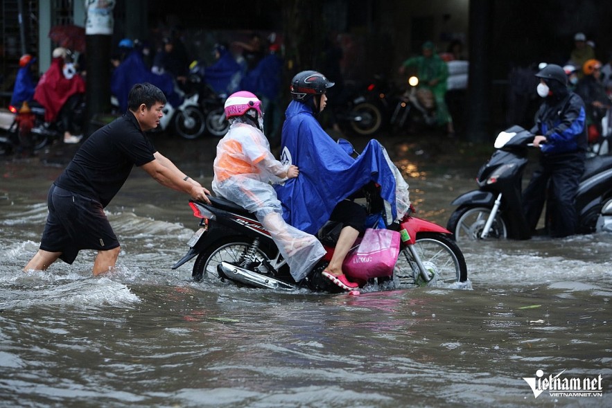 Hanoi experienced rain throughout the night on September 9, leading to severe flooding on many streets. Photo: Dinh Hieu