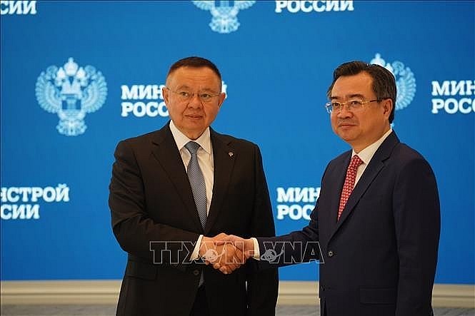 Vietnamese Minister of Construction Nguyen Thanh Nghi (R) and Russian Minister of Construction, Housing and Utilities Irek Faizullin at their meeting in Moscow on September 10. (Photo: VNA)