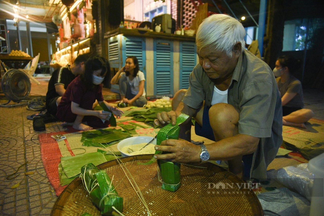 Da Nang people prepare 1,000 banh chung overnight for flood-affected areas. (Photo: Dan Viet)