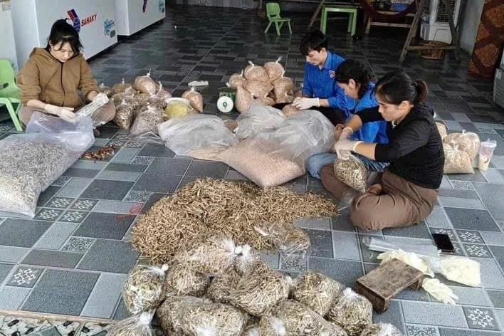 People in Ky Anh district (Ha Tinh) pack dried fish to support people in flooded areas. (Photo: Dan Tri)