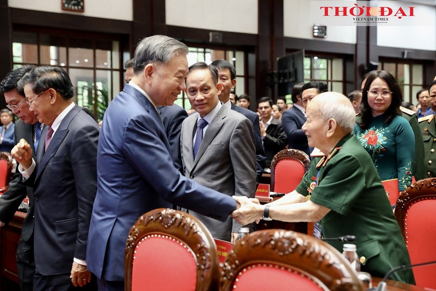 Lao Leader Meets Former Viet Volunteer Soldiers, Experts and Young Generations of Both Sides