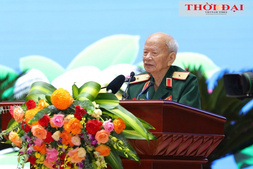 Lao Leader Meets Former Viet Volunteer Soldiers, Experts and Young Generations of Both Sides