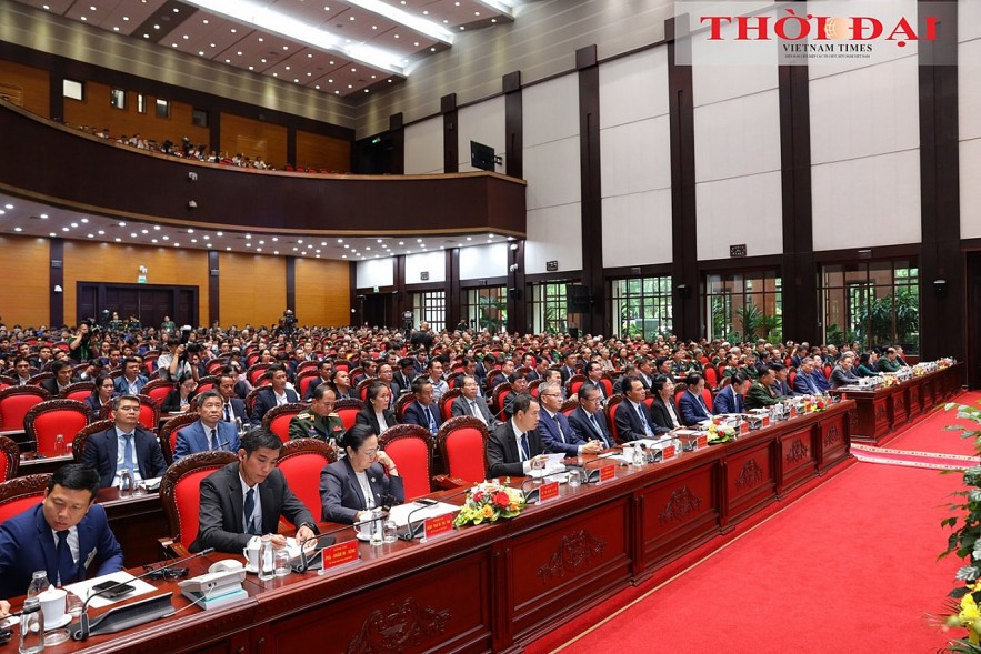 Lao Leader Meets Former Viet Volunteer Soldiers, Experts and Young Generations of Both Sides