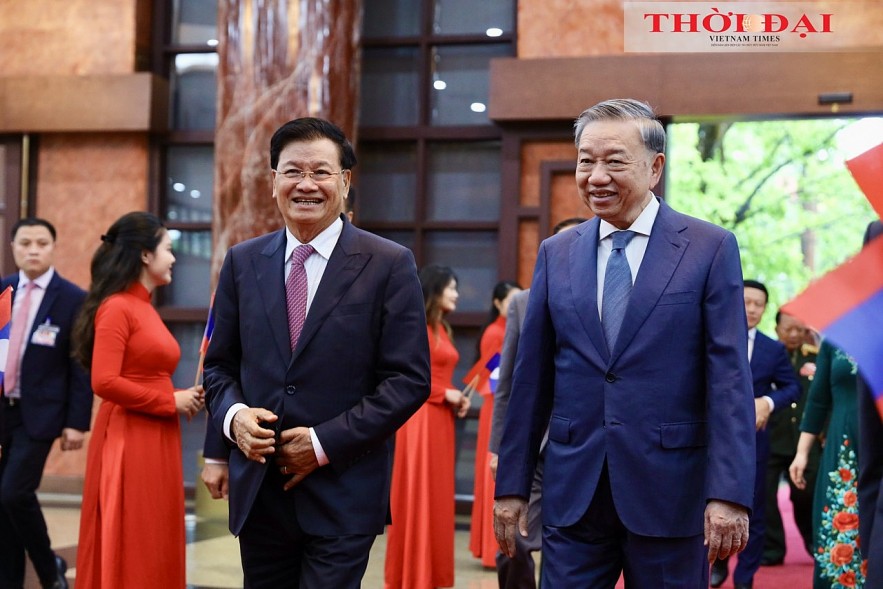 Lao Leader Meets Former Viet Volunteer Soldiers, Experts and Young Generations of Both Sides