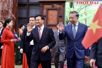 Lao Leader Meets Former Viet Volunteer Soldiers, Experts and Young Generations of Both Sides