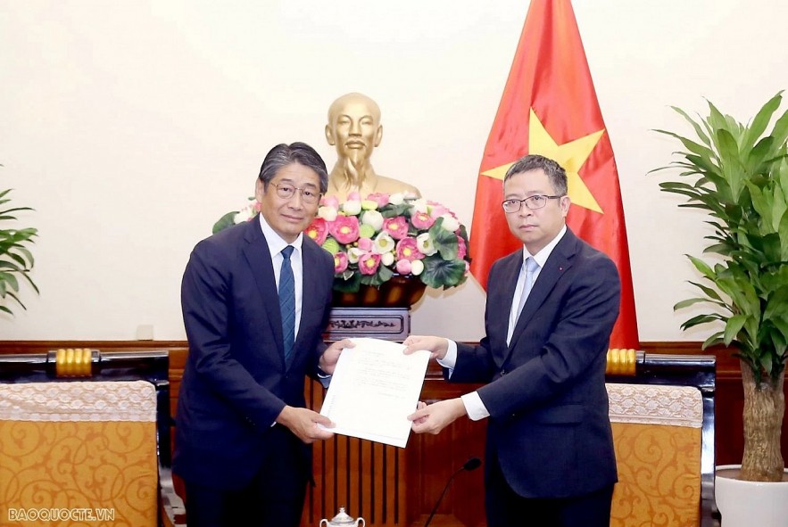 Japanese Ambassador to Vietnam Ito Naoki (L) delivers a message of sympathy from Japanese Prime Minister Kishida Fumio. (Photo: Quang Hoa)