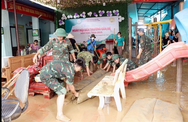 The military forces clean a pre-school in Thai Nguyen City after the flooding. (Photo: VNA)