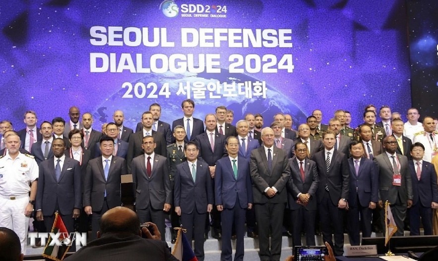 Delegates to the Seoul Defense Dialogue 2024 pose for a group photo. (Photo: VNA)