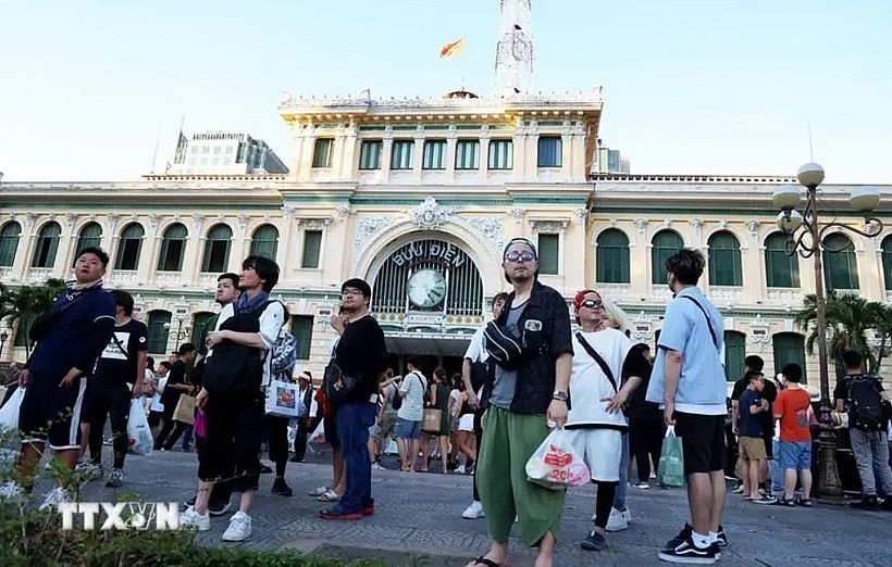 Korean tourists visit the central post office, a famous destination in Ho Chi Minh City. (Photo: VNA)