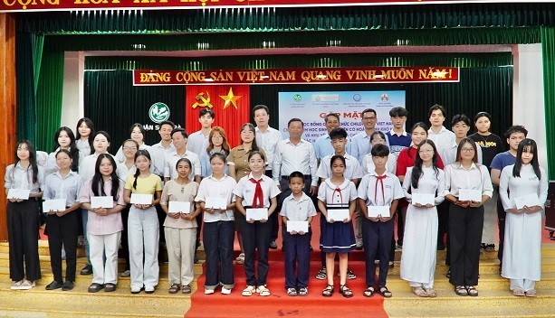 da nang union of friendship organizations supports poor students to achieve their dreams