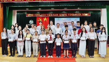 Da Nang Union of Friendship Organizations Supports Poor Students to Achieve Their Dreams