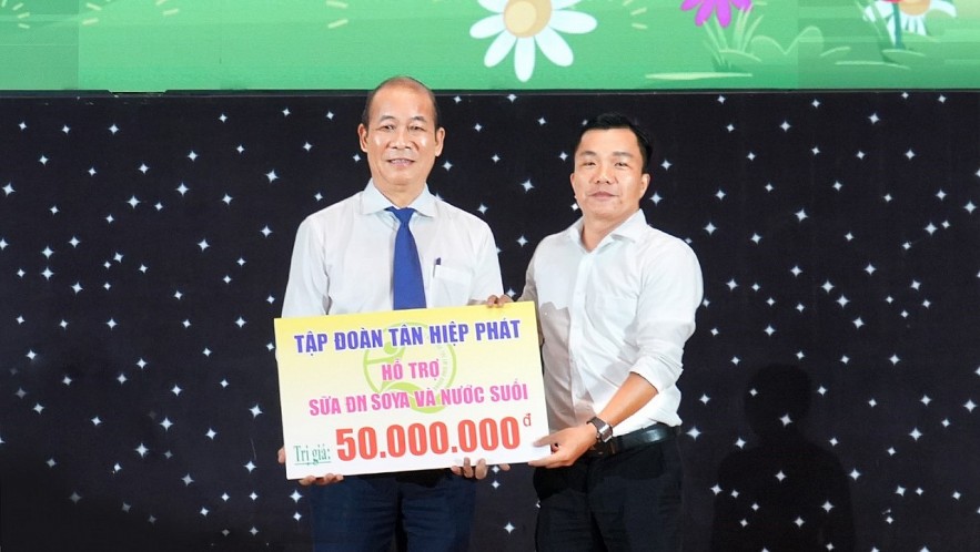 Tan Hiep Phat Gives Gifts to Disadvantaged Children in Binh Duong on Mid-Autumn Festival