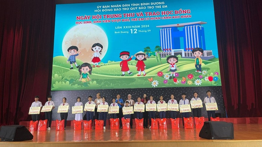 Tan Hiep Phat Gives Gifts to Disadvantaged Children in Binh Duong on Mid-Autumn Festival