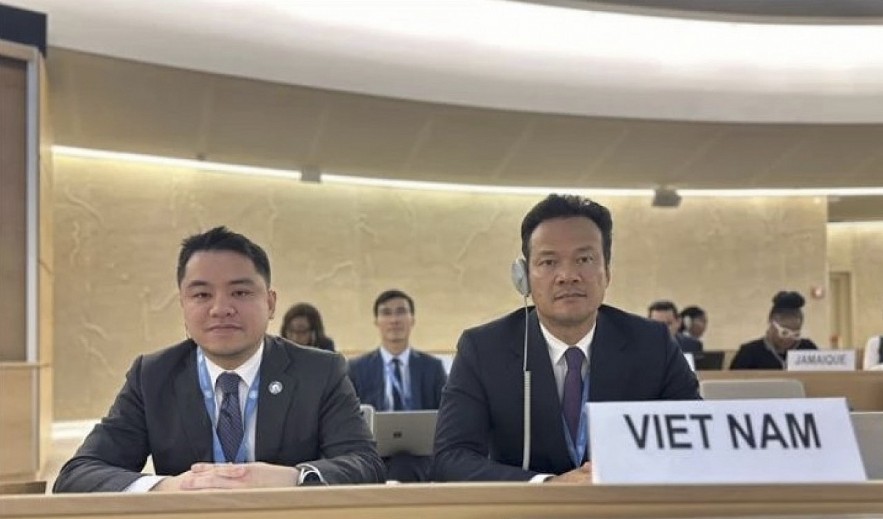 Ambassador Mai Phan Dung (R), Permanent Representative of Vietnam to the United Nations (UN), World Trade Organisation, and other international organizations in Geneva.