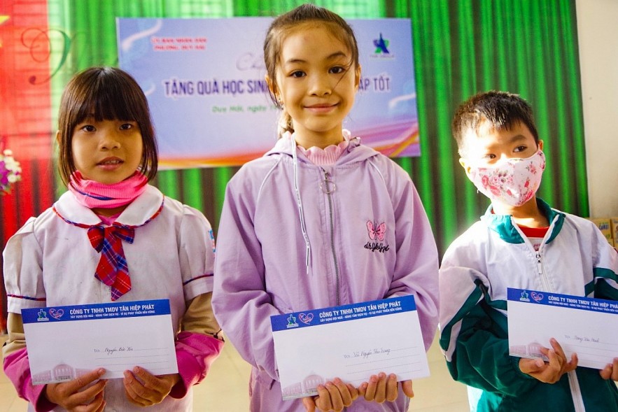 Tan Hiep Phat Gives Gifts to Disadvantaged Children in Binh Duong on Mid-Autumn Festival