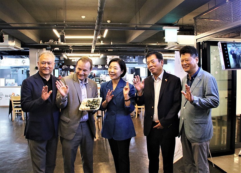 Vietnamese Ambassador to the RoK Vu Ho (second from right), the RoK’s Minister of SMEs and Startups Oh Young-joo (centre), and other guests during their visit to the Kyungdong market in Seul on September 13. (Photo: VNA)