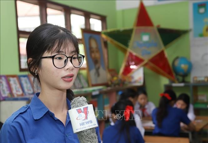 Pham Truong Thien An, a 12th-grade student at the Nguyen Du Lao-Vietnamese bilingual school shares her thoughts on President Ho Chi Minh. (Photo: Xuan Tu/VNA)