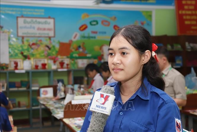 Monthaphone Inthalangsy, a Lao student at the Nguyen Du Lao-Vietnamese bilingual school shares her thoughts about President Ho Chi Minh. (Photo: Xuan Tu/VNA)