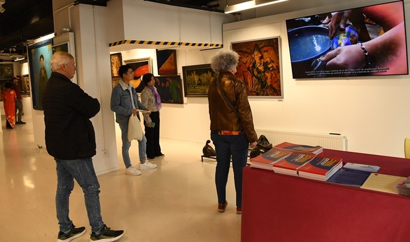 Vietnamese Lacquer Art Captivates Audiences in Paris